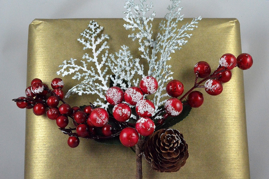 22038 - Snow Berries & Cone Christmas Pick. Measures - 26cm Height x 20cm Width.