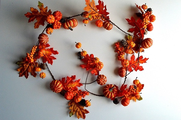 22073 - Autumn and Halloween Golden Orange leaves and fruits - a glorious garland display. Length Apx 1.5m