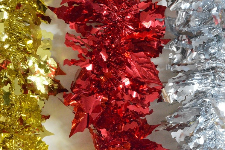 88138 - Coloured Holly Leaf Tinsel x 2 Metre Lengths!
